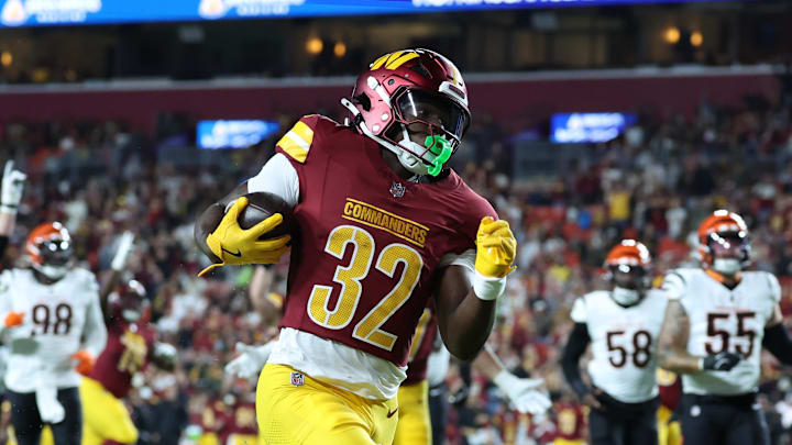 Aug 18, 2025; Landover, Maryland, USA; Washington Commanders running back Jacory Croskey-Merritt (32) scores a touchdown past Cincinnati Bengals safety Daijahn Anthony (33) during the first half at Northwest Stadium. Mandatory Credit: Amber Searls-Imagn Images