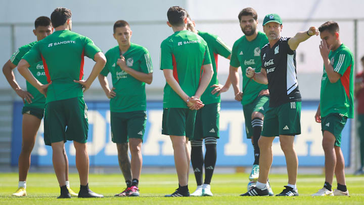 El técnico argentino Diego Cocca dirige un entrenamiento de la selección mexicana.