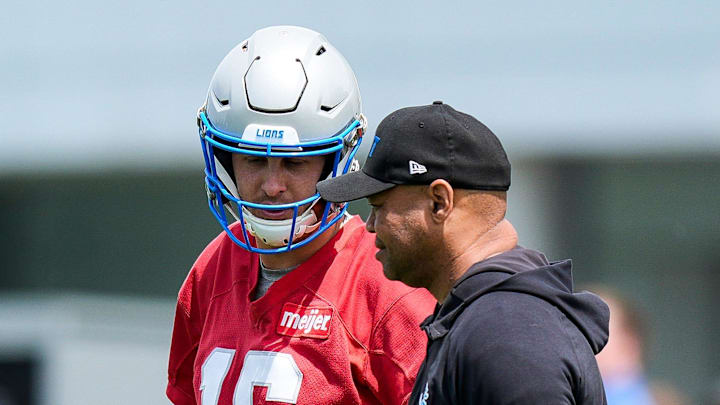Detroit Lions quarterback Jared Goff (16) talks to passing game coordinator David Shaw at practice Detroit Lions quarterback Jared Goff (16) talks to passing game coordinator David Shaw at practice