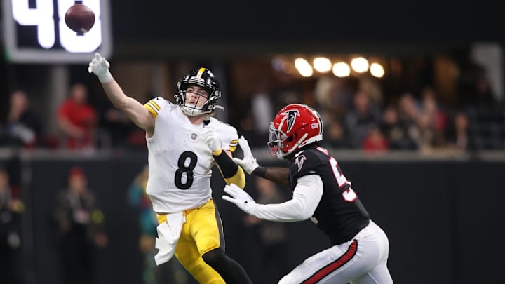 Pittsburgh Steelers quarterback Kenny Pickett (8)