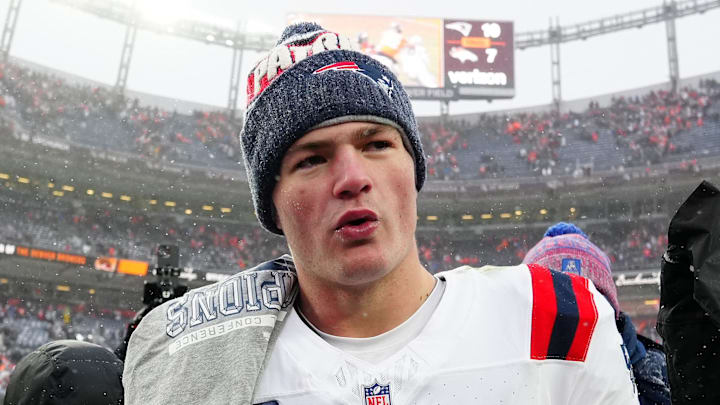 New England Patriots quarterback Drake Maye (10).