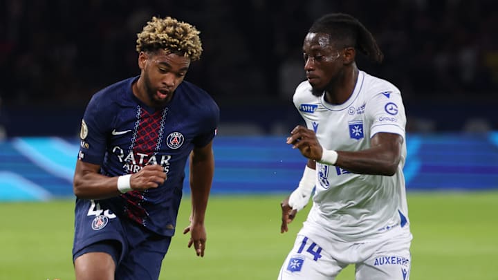 El senegalés Ibrahim Mbaye y el ghanés Gideon Mensah en el duelo anterior entre ambos equipos