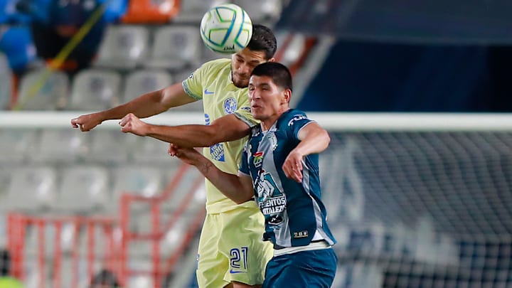 Henry Martín del América y Miguel Tapias de Pachuca durante el Apertura 2022 de la Liga MX.