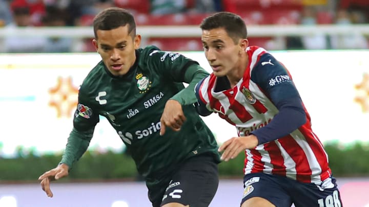 Ronaldo Prieto (Santos Laguna) y Sebastián Pérez Bouquet (Chivas) compiten por el balón en el Clausura 2022. Ronaldo Prieto (Santos Laguna) y Sebastián Pérez Bouquet (Chivas) compiten por el balón en el Clausura 2022.