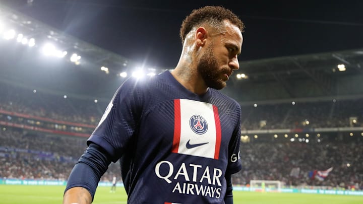 Petite frayeur pour Neymar avec le Brésil. Petite frayeur pour Neymar avec le Brésil.