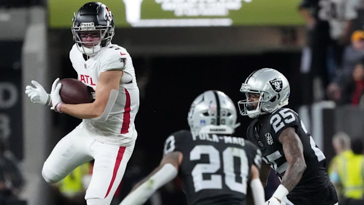 Dec 16, 2024; Paradise, Nevada, USA; Atlanta Falcons wide receiver Drake London (5) catches the ball against Las Vegas Raiders safety Isaiah Pola-Mao (20) and cornerback Decamerion Richardson (25) in the first half at Allegiant Stadium. Mandatory Credit: Kirby Lee-Imagn Images Dec 16, 2024; Paradise, Nevada, USA; Atlanta Falcons wide receiver Drake London (5) catches the ball against Las Vegas Raiders safety Isaiah Pola-Mao (20) and cornerback Decamerion Richardson (25) in the first half at Allegiant Stadium. Mandatory Credit: Kirby Lee-Imagn Images