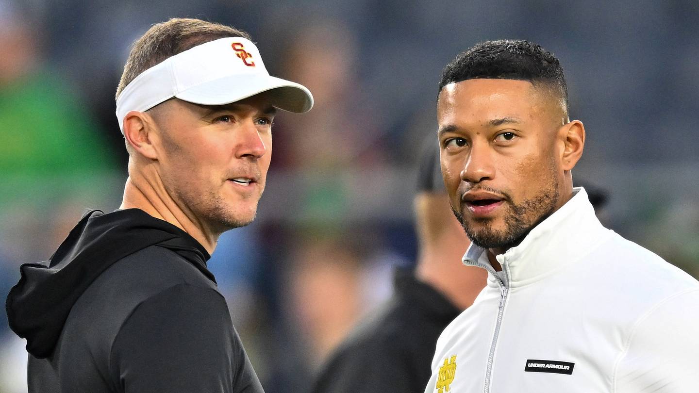 USC Trojans, squadra di football universitario, in campo contro Oregon Ducks e UCLA Bruins, con rivali storici e sfide interne