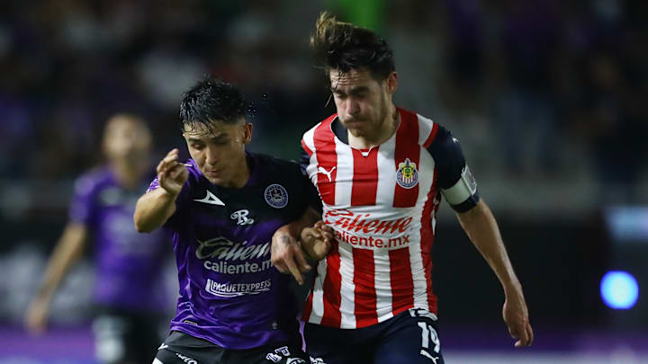 Iván Moreno (Mazatlán) y Ricardo Angulo (Chivas) durante el Torneo Grita México 2021.