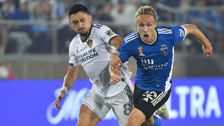 Marky Delgado del Galaxy y Tommy Thompson del San José Earthquaks compitiendo por el esférico. Marky Delgado del Galaxy y Tommy Thompson del San José Earthquaks compitiendo por el esférico.