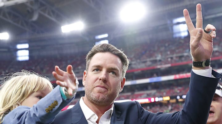 Carson Palmer waves to the crowd after his Arizona Cardinals Ring of Honor induction ceremony in 2019.