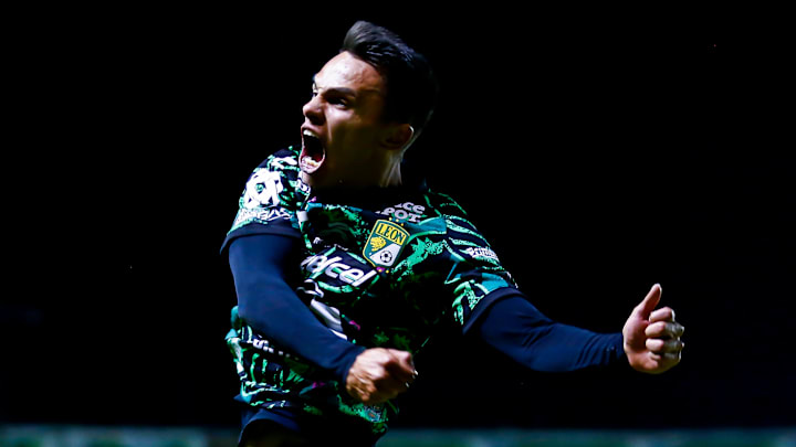 Osvaldo Rodríguez apareció en el último minuto para darle la victoria 2-1 a León sobre Chivas en el Estadio Nou Camp.