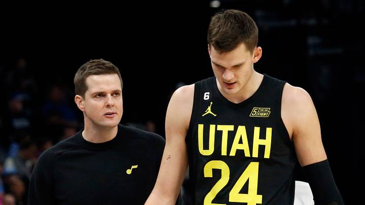 Jan 8, 2023; Memphis, Tennessee, USA; Utah Jazz head coach Will Hardy (left) talks with center Walker Kessler (24) as he checks out of the game during the first half against the Memphis Grizzlies at FedExForum. Mandatory Credit: Petre Thomas-USA TODAY Sports