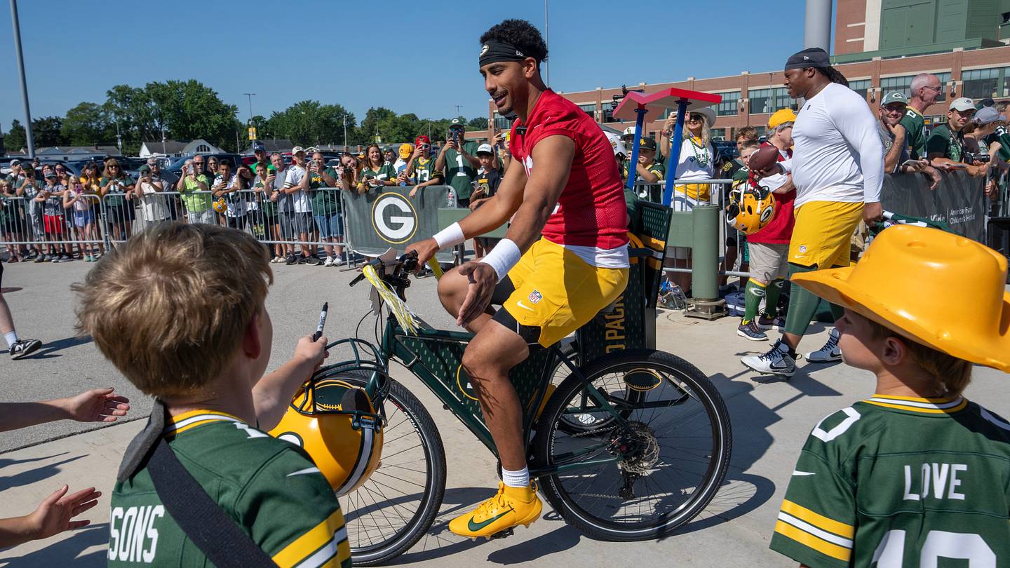 Packers training camp begins with practice highlights and injury updates
