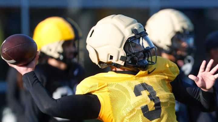 Purdue Boilermakers Malachi Singleton (3) passes the ball Purdue Boilermakers Malachi Singleton (3) passes the ball