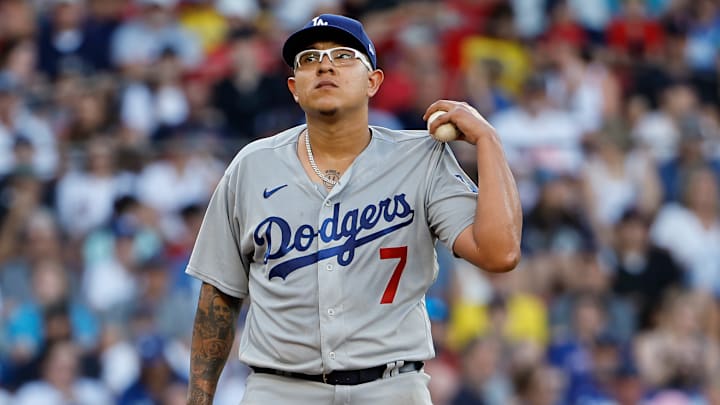 Los Dodgers de Los Angeles siguen intentando desprenderse de Julio Urías por las graves acusaciones en su contra