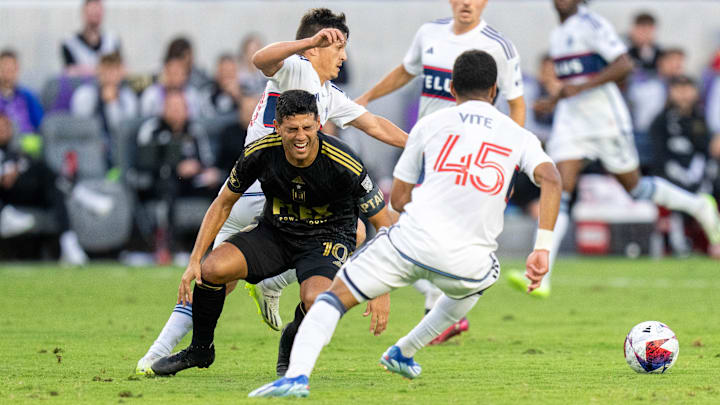 El mexicano Carlos Vela de LAFC y el ecuatoriano Pedro Vite de Vancouver Whitecaps