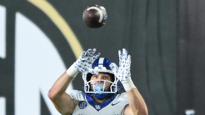Nov 22, 2025; Nashville, Tennessee, USA; Kentucky Wildcats tight end Willie Rodriguez (81) makes a catch on the sideline against the Vanderbilt Commodores during the second half at FirstBank Stadium. Mandatory Credit: Steve Roberts-Imagn Images Nov 22, 2025; Nashville, Tennessee, USA; Kentucky Wildcats tight end Willie Rodriguez (81) makes a catch on the sideline against the Vanderbilt Commodores during the second half at FirstBank Stadium. Mandatory Credit: Steve Roberts-Imagn Images