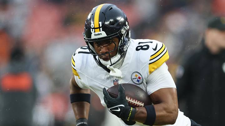 Pittsburgh Steelers tight end Jonnu Smith (81) 