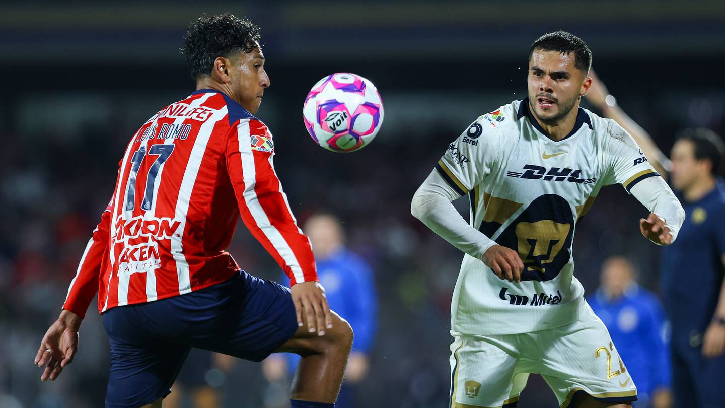 Las posibles alineaciones titulares de Chivas y Pumas para su encuentro