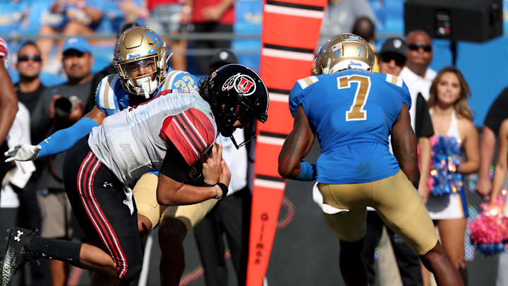 Oct 8, 2022; Pasadena, California, USA;  Utah Utes quarterback Cameron Rising (7) runs for a touchdown during the fourth quarter against the UCLA Bruins at Rose Bowl. Mandatory Credit: Kiyoshi Mio-Imagn Images