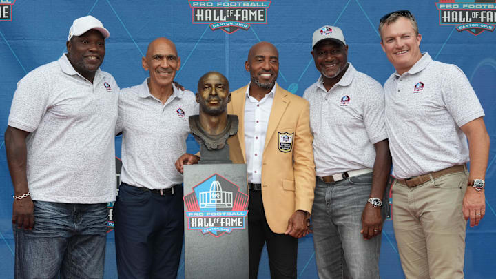 Tampa Bay Buccaneers former cornerback Ronde Barber poses with his bust along with Warren Sapp, Tony Dungy, Derrick Brooks and John Lynch Tampa Bay Buccaneers former cornerback Ronde Barber poses with his bust along with Warren Sapp, Tony Dungy, Derrick Brooks and John Lynch