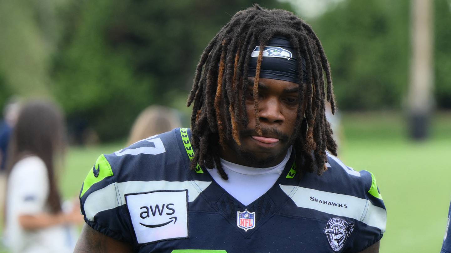Seahawks and Cowboys Are Ideal Trade Partners After Malik Davis Injury