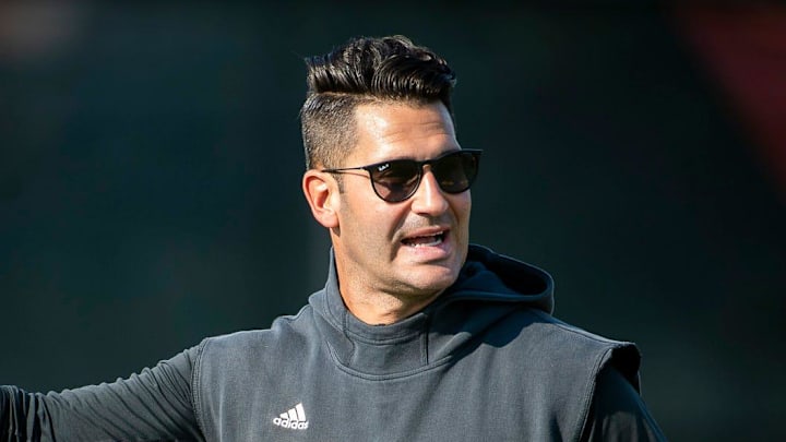 Indiana University Quarterbacks Coach Tino Sunseri instucts players during fall practice at the Mellencamp Pavilion at Indiana University on Tuesday, Aug. 6, 2024. Indiana University Quarterbacks Coach Tino Sunseri instucts players during fall practice at the Mellencamp Pavilion at Indiana University on Tuesday, Aug. 6, 2024.