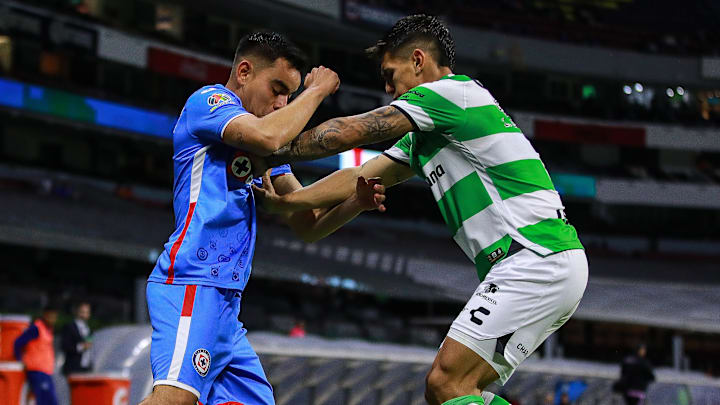 Charly Rodríguez de Cruz Azul y 'Salsita' González de Santos Laguna durante el Clausura 2023.