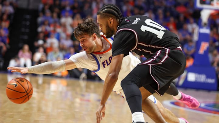 Florida guard Urban Klavzar (7) dives for the loose ball against Mississippi State guard Jayden Epps (10) during the second half of an NCAA mens basketball game at Steven C. O'Connell Center Exactek arena in Gainesville, FL on Tuesday, March 3, 2026. 