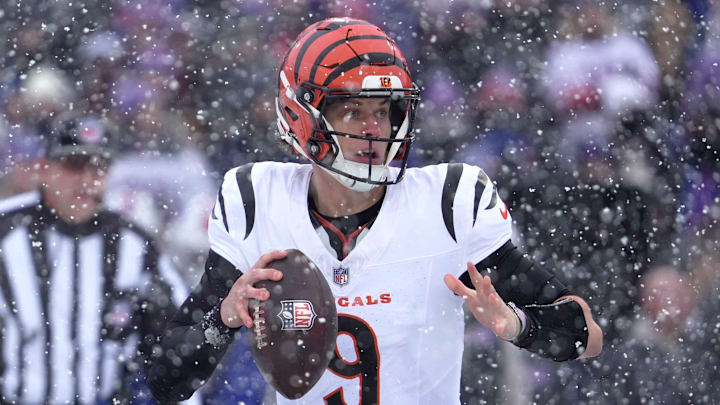 Cincinnati Bengals quarterback Joe Burrow r Cincinnati Bengals quarterback Joe Burrow r