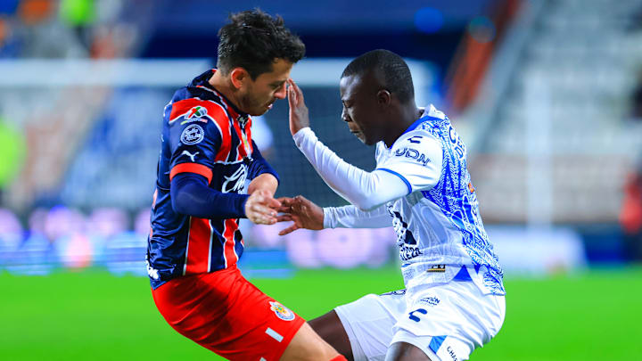 Alan Mozo de Chivas y el colombiano Marino Hinestroza de Pachuca durante el Clausura 2023.