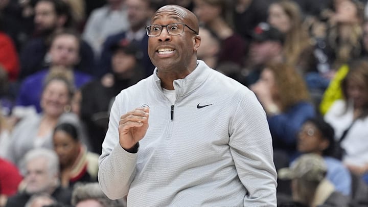 Jan 28, 2026; Toronto, Ontario, CAN; New York Knicks head coach Mike Brown calls out to a referree about a missed call against the Toronto Raptors during the second half at Scotiabank Arena. Mandatory Credit: John E. Sokolowski-Imagn Images Jan 28, 2026; Toronto, Ontario, CAN; New York Knicks head coach Mike Brown calls out to a referree about a missed call against the Toronto Raptors during the second half at Scotiabank Arena. Mandatory Credit: John E. Sokolowski-Imagn Images