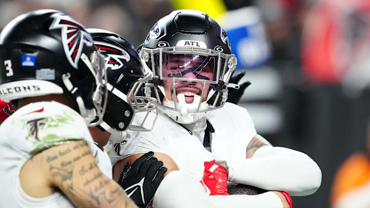 Dec 16, 2024; Paradise, Nevada, USA; Atlanta Falcons safety Justin Simmons (31) celebrates with teammates after intercepting a Las Vegas Raiders pass during the fourth quarter at Allegiant Stadium. Mandatory Credit: Stephen R. Sylvanie-Imagn Images Dec 16, 2024; Paradise, Nevada, USA; Atlanta Falcons safety Justin Simmons (31) celebrates with teammates after intercepting a Las Vegas Raiders pass during the fourth quarter at Allegiant Stadium. Mandatory Credit: Stephen R. Sylvanie-Imagn Images