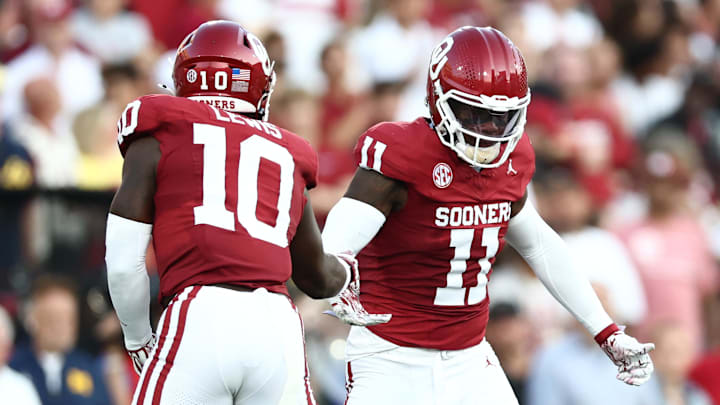 Oklahoma linebackers Kip Lewis, Kobie McKinzie Oklahoma linebackers Kip Lewis, Kobie McKinzie