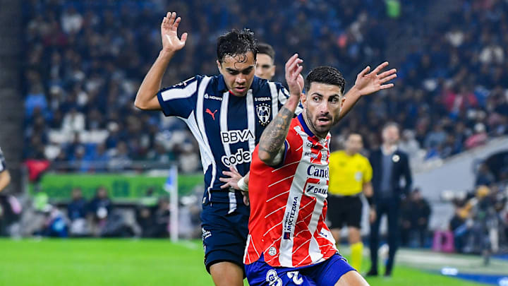 Iker Fimbres marca de cerca al italiano Cristiano Piccini en el A2024