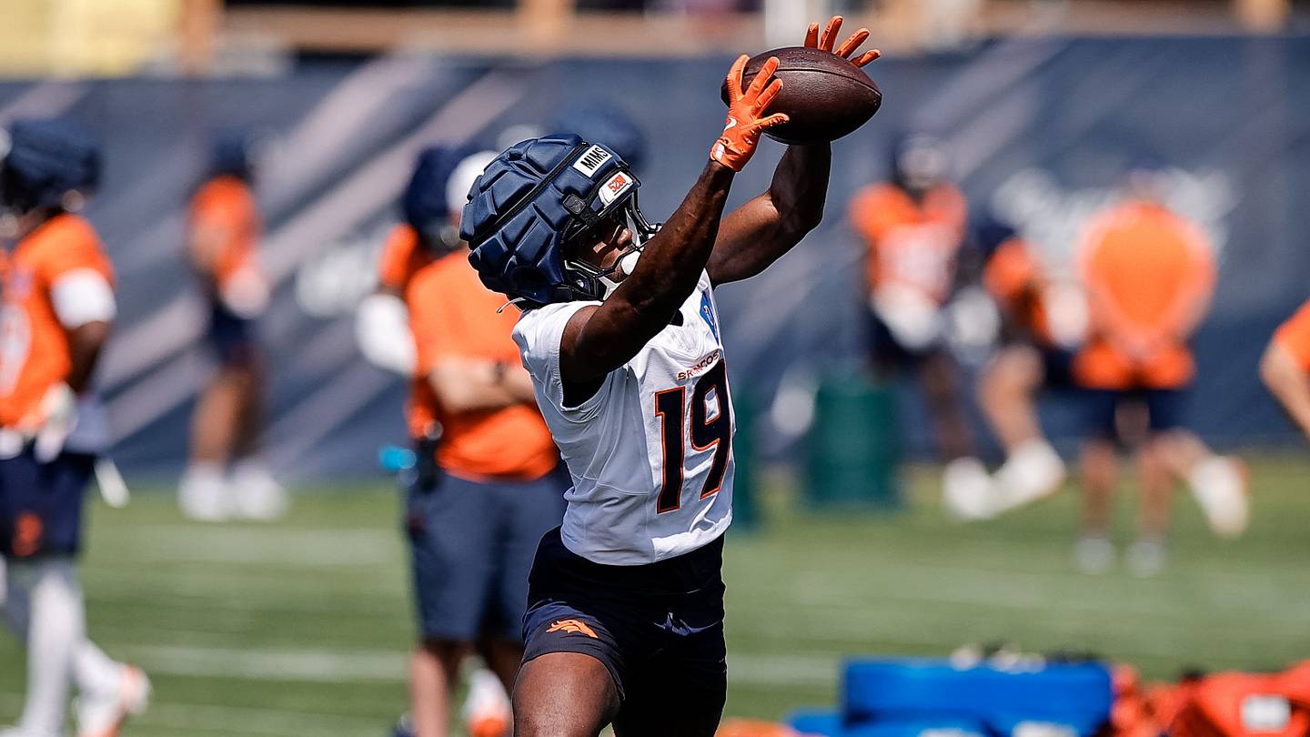 Giocatori del Denver Broncos si allenano con infortuni, tra cui un infortunio grave al tendine d'Achille