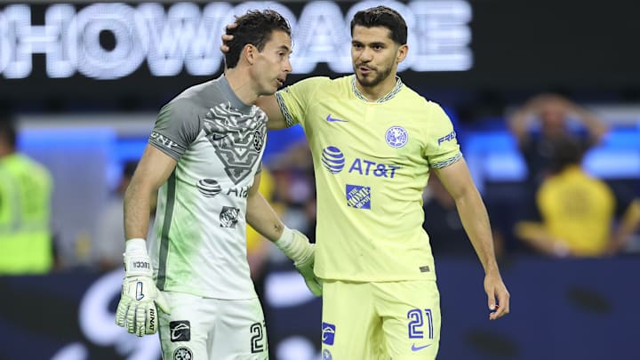 Óscar Jiménez y Henry Martín se felicitan tras llevarse el duelo desde el manchón penal.