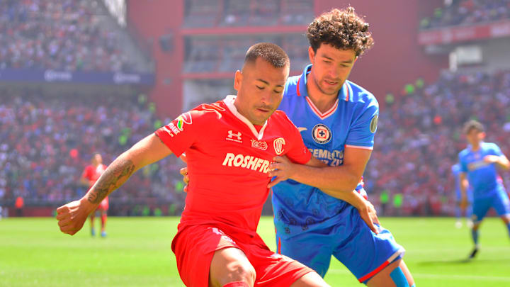 El chileno Jean Meneses de Toluca y el uruguayo Ignacio Rivero de Cruz Azul durante el Clausura 2023. El chileno Jean Meneses de Toluca y el uruguayo Ignacio Rivero de Cruz Azul durante el Clausura 2023.