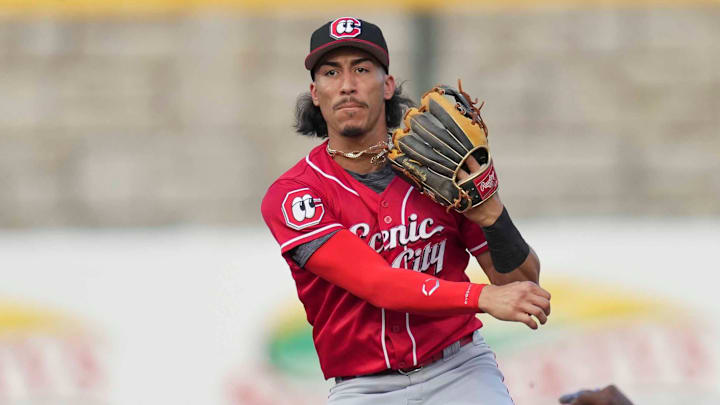 Edwin Arroyo (4) throws the ball 