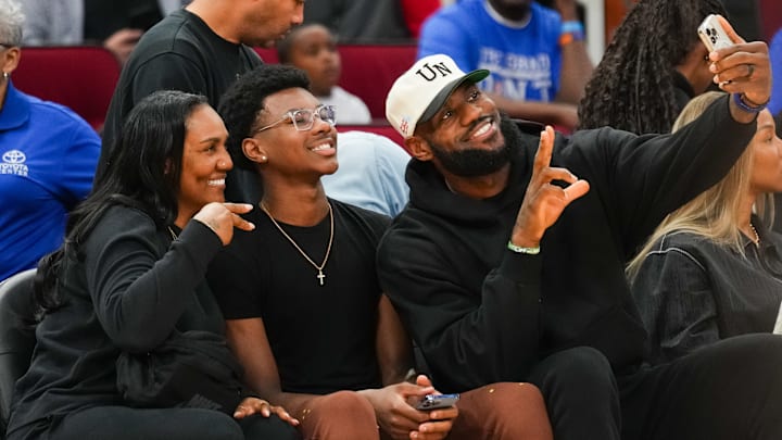 Gloria James junto a LeBron y su nieto Bryce James