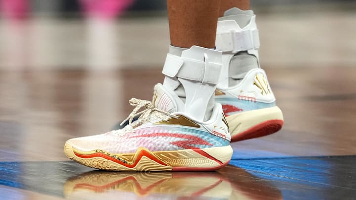 Golden State Warriors guard Stephen Curry wears the ANTA KAI 3.