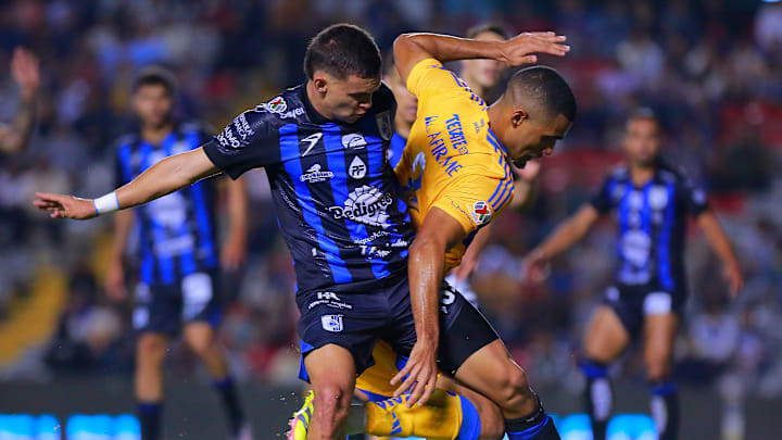 Sebastián Hernández de Querétaro y el brasileño Joaquim Pereira de Tigres durante el Apertura 2024