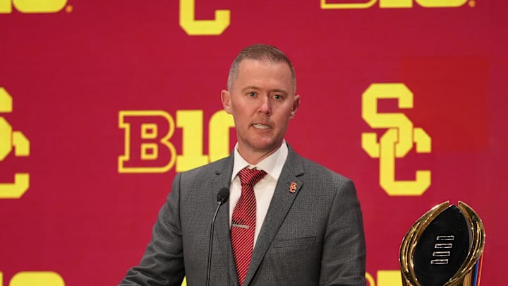 Jul 24, 2025; Las Vegas, NV, USA; USC head coach Lincoln Riley speaks to the media during the Big Ten NCAA college football media days at Mandalay Bay Resort. Mandatory Credit: Lucas Peltier-Imagn Images Jul 24, 2025; Las Vegas, NV, USA; USC head coach Lincoln Riley speaks to the media during the Big Ten NCAA college football media days at Mandalay Bay Resort. Mandatory Credit: Lucas Peltier-Imagn Images