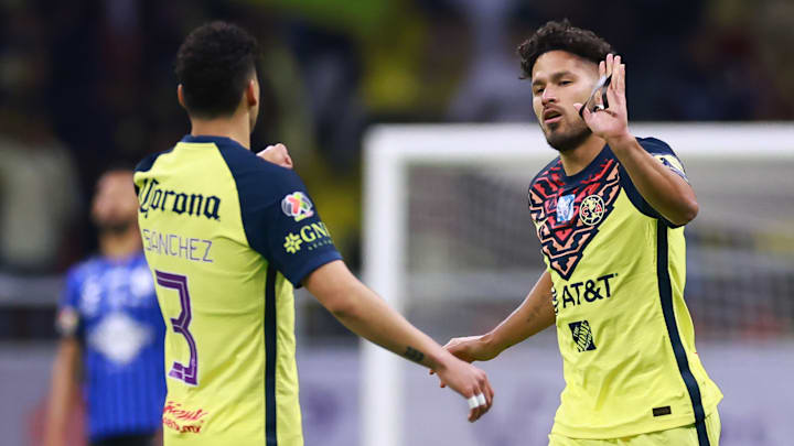 Jorge Sánchez y el paraguayo Bruno Valdez celebran un gol del América ante Querétaro.
