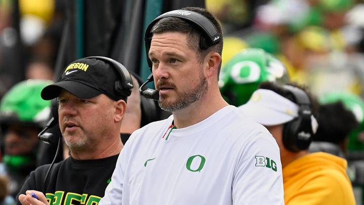 Oct 11, 2025; Eugene, Oregon, USA; Oregon Ducks head coach Dan Lanning instructs his team from the sideline against the Indiana Hoosiers during the third quarter at Autzen Stadium. Mandatory Credit: Troy Wayrynen-Imagn Images Oct 11, 2025; Eugene, Oregon, USA; Oregon Ducks head coach Dan Lanning instructs his team from the sideline against the Indiana Hoosiers during the third quarter at Autzen Stadium. Mandatory Credit: Troy Wayrynen-Imagn Images