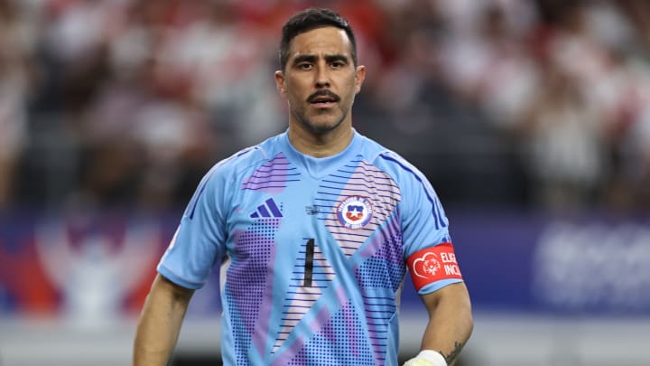 El Galaxy de Los Ángeles estaría interesado en contar con los servicios del arquero chileno Claudio Bravo, quien no seguirá con el Real Betis de España, así lo detalló la periodista Nani Senra.