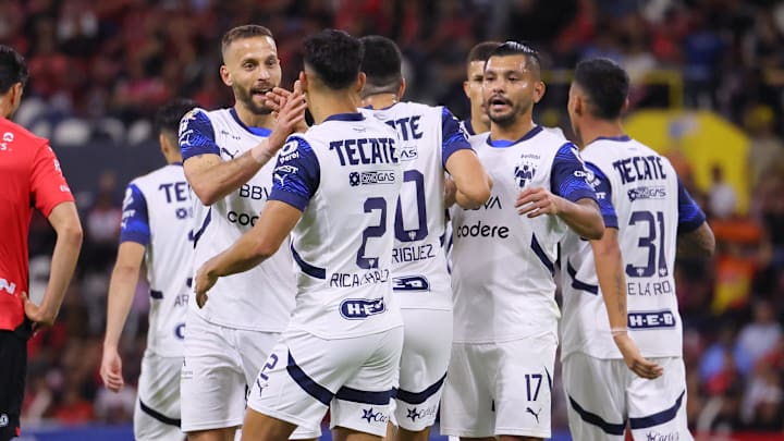 Sergio Canales felicita a Ricardo Chávez por su anotación