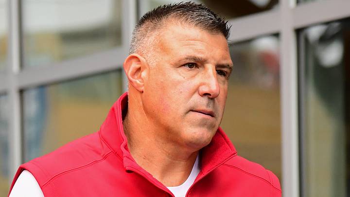 Oct 11, 2026; Foxborough, Massachusetts, USA; New England Patriots head coach Mike Vrabel gets ready to take the field prior to a game against the Las Vegas Raiders at Gillette Stadium. Mandatory Credit: Bob DeChiara-Imagn Images Oct 11, 2026; Foxborough, Massachusetts, USA; New England Patriots head coach Mike Vrabel gets ready to take the field prior to a game against the Las Vegas Raiders at Gillette Stadium. Mandatory Credit: Bob DeChiara-Imagn Images