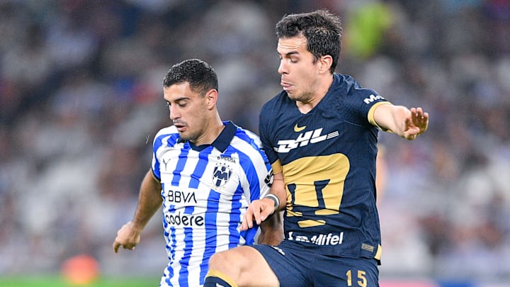 El argentino Germán Berterame de Rayados y Ulises Rivas de Pumas durante el Clausura 2024