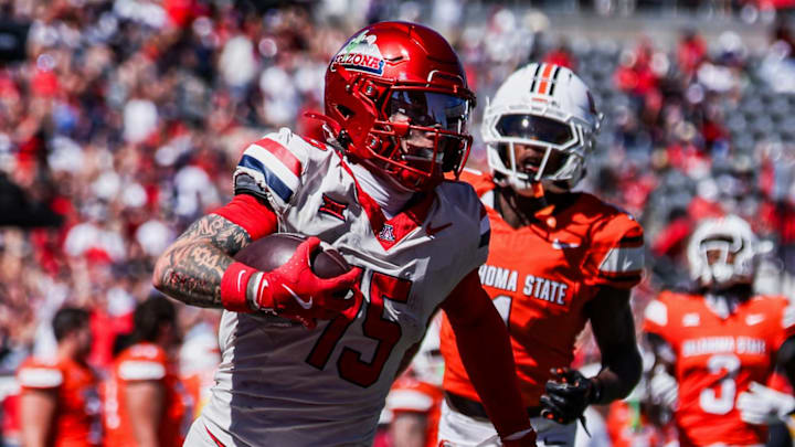 Oct 4, 2025; Tucson, Arizona, USA; Arizona Wildcats wide receiver Luke Wysong (15) scores a touchdown against the Oklahoma State Cowboys during the second quarter at Arizona Stadium. Mandatory Credit: Aryanna Frank-Imagn Images Oct 4, 2025; Tucson, Arizona, USA; Arizona Wildcats wide receiver Luke Wysong (15) scores a touchdown against the Oklahoma State Cowboys during the second quarter at Arizona Stadium. Mandatory Credit: Aryanna Frank-Imagn Images